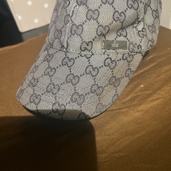 Gucci Baseball Cap has signs of wear and stains - (reference pictures for wear) - Picture 2 of 6